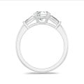 2.00 carat Bague trilogie en or blanc avec un diamant de laboratoire rond et deux diamants de laboratoire baguettes de forme conique