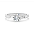 2.00 carat Bague trilogie en or blanc avec un diamant de laboratoire rond et deux diamants de laboratoire baguettes de forme conique