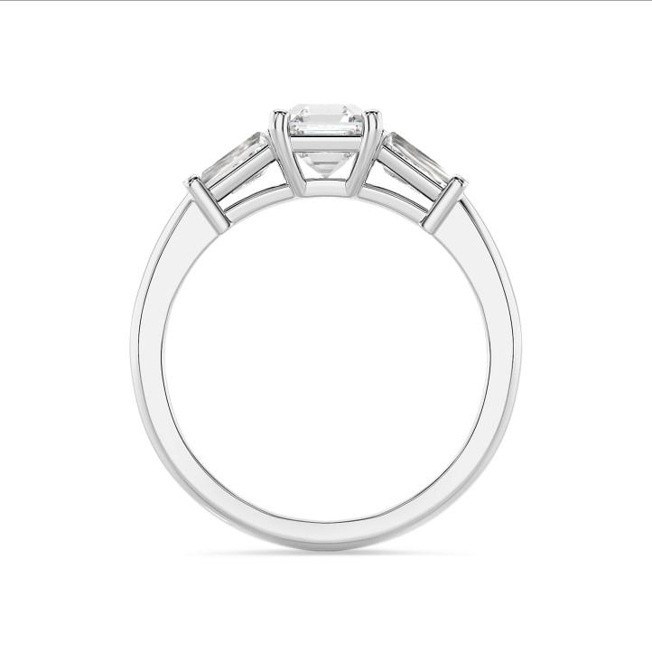 2.00 carat Bague trilogie en platine avec un diamant synthétique taille asscher et deux diamants synthétiques baguettes de forme conique