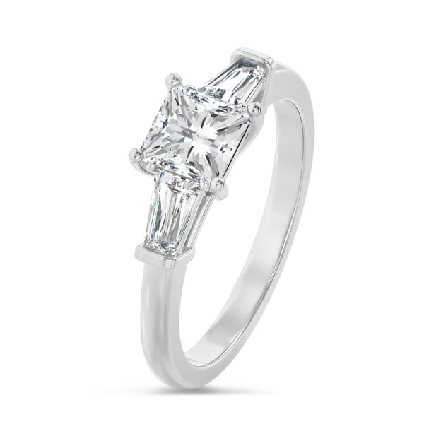 Search all PLP - 3.00 carat Bague trilogie en or blanc avec un diamant de laboratoire princesse et deux diamants de laboratoire baguettes de forme conique