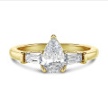 3.00 carat Bague trilogie en or jaune avec un diamant de laboratoire poire et deux diamants de laboratoire baguettes de forme conique