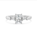 3.00 carat Bague trilogie en or blanc avec un diamant de taille radiant synthétique et deux diamants synthétiques baguettes de forme conique