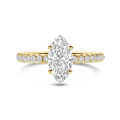 5.00 carats bague solitaire avec un diamant synthétique marquise et un halo caché en or jaune
