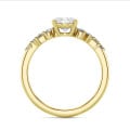 1.50 carat bague solitaire en grappe avec un diamant ovale en or jaune