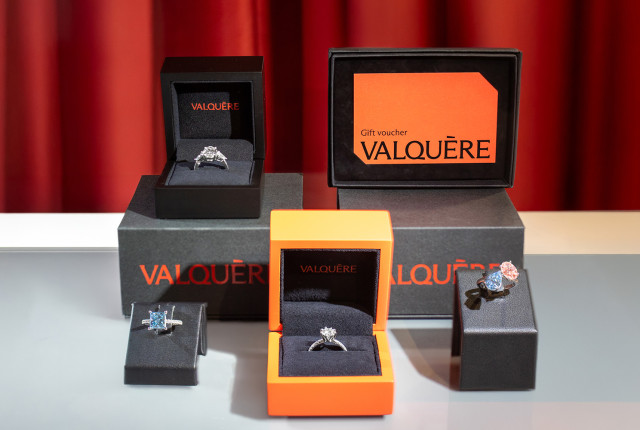 Présentation de bijoux : bagues en or blanc serties de diamants, écrins noirs et coffrets cadeau Valquère