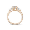 2.00 carat bague trilogie en or rouge avec un diamant de laboratoire marquise et deux diamants de laboratoire baguettes de forme conique