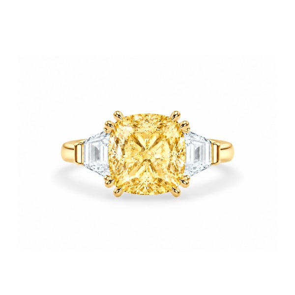 Bague trilogie sur mesure, sertie d'un diamant taille coussin jaune.