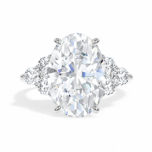 Bague sur mesure ornée d'un diamant taille ovale et entourée de pierres rondes en pavage.