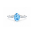 Bague solitaire sur mesure, sertie d'un diamant taille ovale.