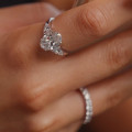 玫瑰金三鑽戒指，中間鑲嵌3克拉橢圓形主鑽，兩側各鑲有0.35克拉梨形鑽石