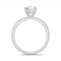 Anello solitario da 3,00 carati con diamante cushion coltivato in laboratorio in oro bianco con diamanti laterali coltivati in laboratorio