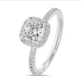 Anello solitario halo da 1,00 carati con diamante cushion coltivato in laboratorio in oro bianco con diamanti tondi coltivati in laboratorio