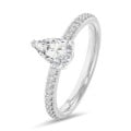 Anello solitario da 1,00 carati con diamante pera coltivato in laboratorio in oro bianco con diamanti laterali coltivati in laboratorio