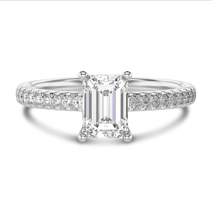 Anello solitario da 2,00 carati con diamante taglio smeraldo coltivato in laboratorio in oro bianco con diamanti laterali coltivati in laboratorio
