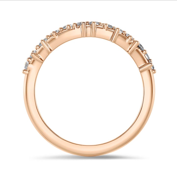 Anello con diamanti naturali e sintetici in oro rosso da 0,12 carati