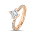 Anello solitario da 1,00 carati in oro rosso con diamante princess coltivato in laboratorio e diamanti laterali coltivati in laboratorio