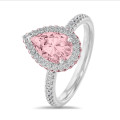 Anello solitario da 2,00 carati con alone bianco e alone laterale rosa, diamante lab-grown rosa a goccia e diamanti lab-grown laterali in oro bianco