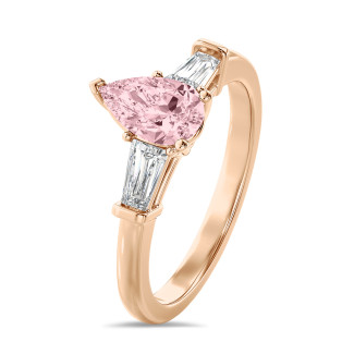 Anello trilogy da 1,00 carati in oro rosso con diamante pera rosa coltivato in laboratorio e baguette affusolate coltivate in laboratorio