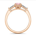 Anello trilogy da 1,00 carati in oro rosso con diamante pera rosa coltivato in laboratorio e baguette affusolate coltivate in laboratorio