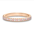 Anello eternity da 0,55 carati (full set) in oro rosso con diamanti tondi rosa e bianchi coltivati in laboratorio