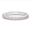 Anello eternity da 0,55 carati (con castone a tutto giro) in platino con diamanti tondi rosa e bianchi coltivati in laboratorio
