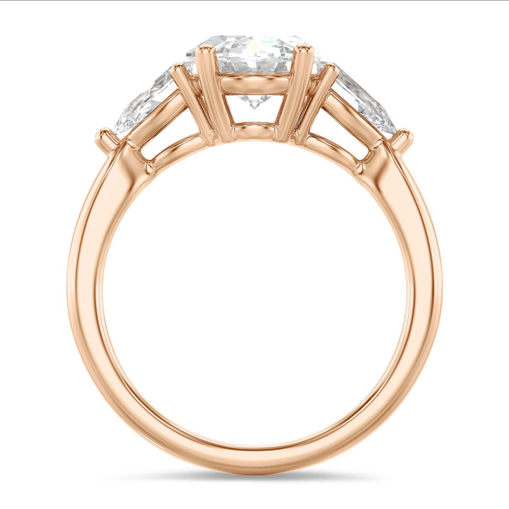 Anello trilogy con diamante ovale da 3,00 carati e diamanti a goccia laterali da 0,35 carati ciascuno in oro rosso