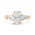Anello trilogy con diamante ovale da 3,00 carati e diamanti a goccia laterali da 0,35 carati ciascuno in oro rosso