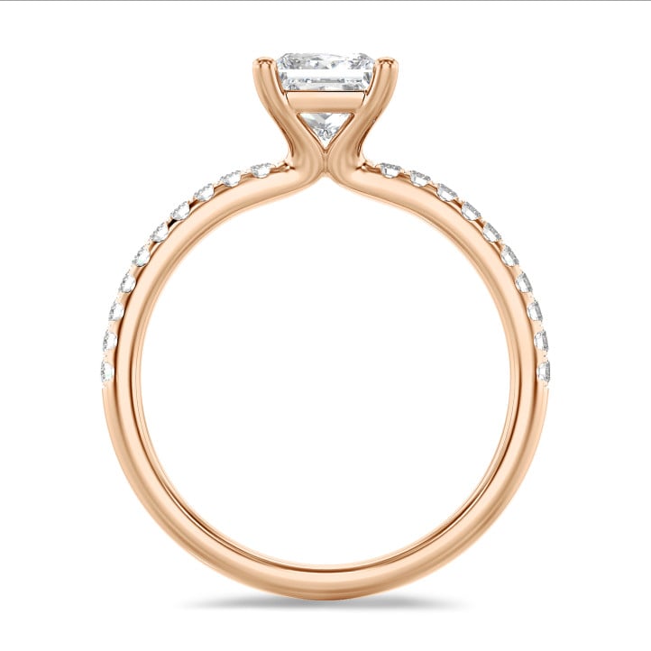 Anello solitario da 5,00 carati con diamante princess coltivato in laboratorio in oro rosso con diamanti laterali coltivati in laboratorio