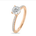 Anello solitario da 5,00 carati in oro rosso con diamanti laterali coltivati in laboratorio