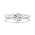 Anello solitario da 5,00 carati in oro bianco con diamante rotondo coltivato in laboratorio