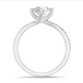 Anello con solitario da 5,00 carati in platino con diamanti laterali coltivati in laboratorio