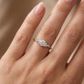 Anello solitario con cluster da 1.00 carati in oro giallo con diamante rotondo