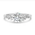 Anello solitario con cluster da 1.50 carati in oro bianco con diamante rotondo