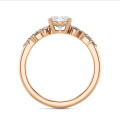 Anello solitario con cluster da 2.00 carati in oro rosso con diamante ovale