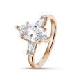 Anello trilogy da 1,00 carati in oro rosso con diamante marquise coltivato in laboratorio e baguette affusolate coltivate in laboratorio