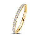 Anello eternity semi-incastonato da 0,26 carati in oro giallo - si abbina a tutti gli anelli della collezione Fancy Shapes