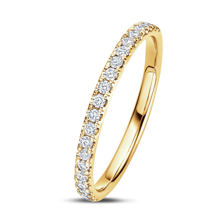 Anello eternity semi-incastonato da 0,26 carati in oro giallo - si abbina a tutti gli anelli della collezione Fancy Shapes