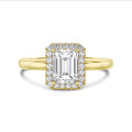 1.20カラットのソリティア・ハローリング、人工エメラルドカットダイヤモンド（イエローゴールド）、人工ラウンドダイヤモンド