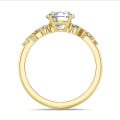 1.00 carat solitaire cluster ring in yellow gold with a round diamond