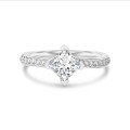 1.50カラットのソリティアリング、プラチナ製、人工ダイヤモンドのプリンセスカットと人工ダイヤモンドのサイドストーン付き