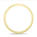 表面がわずかにドーム状になった厚さ5.00mmのイエローゴールド製マリッジリング