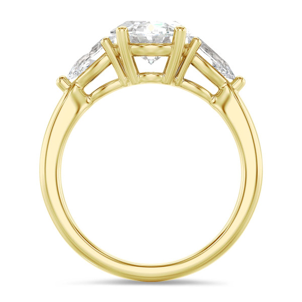 婚約指輪 - 3.00カラットのオーバルダイヤモンドと、両サイドに0.35カラットずつのペアシェイプダイヤモンドをあしらったイエローゴールドのトリロジーリング。