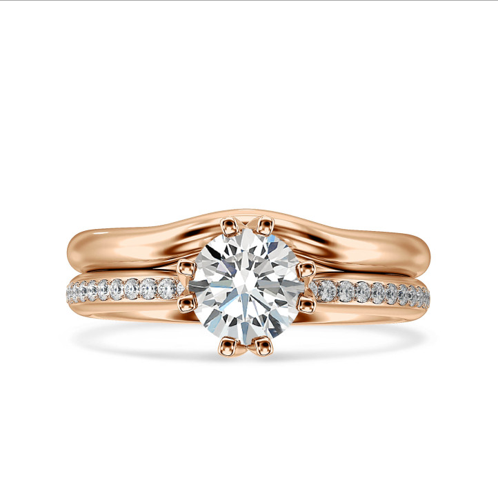 2.00カラットのソリティア・ダイヤモンドリング（レッドゴールド製）に人工ダイヤモンドをサイドにあしらったもの