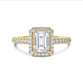 1.00캐럿 솔리테어 할로 링, 랩 그로운 에메랄드 컷 다이아몬드와 랩 그로운 라운드 다이아몬드가 세팅된 옐로우 골드