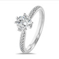 1.50캐럿 솔리테어 실험실 재배 다이아몬드 반지(화이트 골드)에 실험실 재배 사이드 다이아몬드 장식