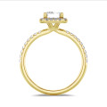 5.00캐럿 솔리테어 할로 링에 실험실에서 재배된 에메랄드 컷 다이아몬드가 세팅된 옐로우 골드 링에 라운드 실험실에서 재배된 다이아몬드가 장식된 제품입니다.