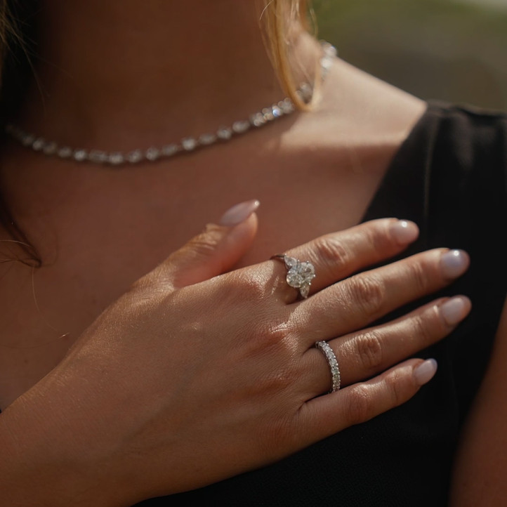 3.00캐럿 오벌 다이아몬드와 양쪽에 각각 0.35캐럿의 페어 컷 다이아몬드가 세팅된 플래티넘 소재의 유일무이한 트릴로지 링