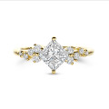 1.20캐럿 솔리테어 클러스터 링. 옐로우 골드에 프린세스 컷 다이아몬드