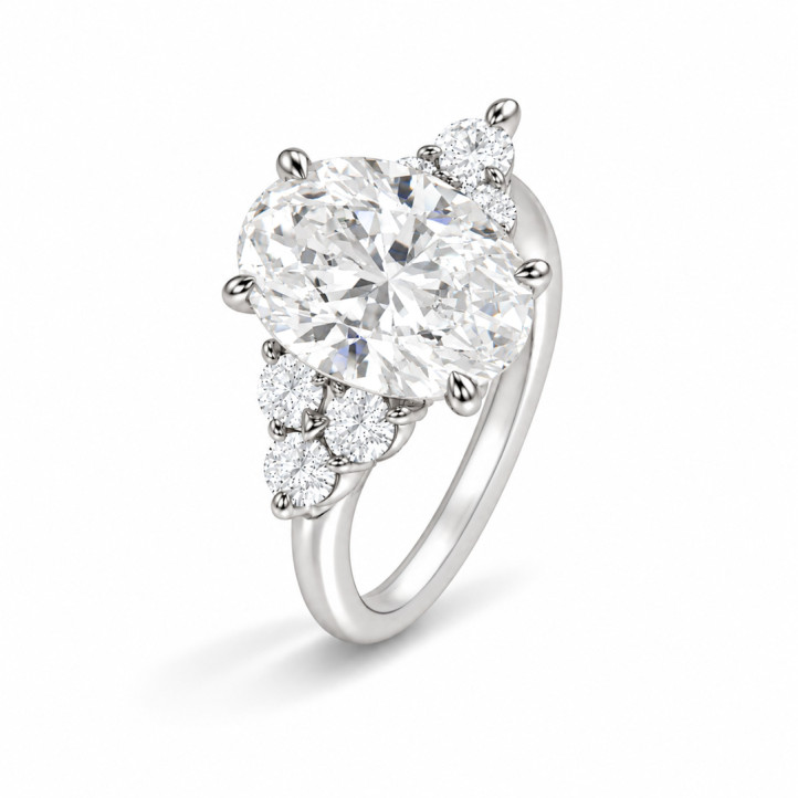 타원형 다이아몬드와 라운드 클러스터 사이드 스톤이 세팅된 맞춤 제작 반지