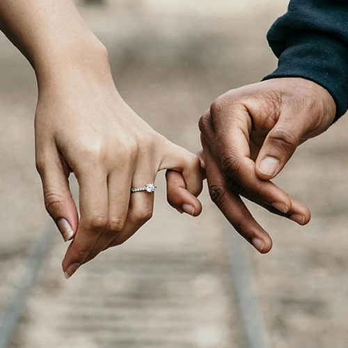 婚約したカップル